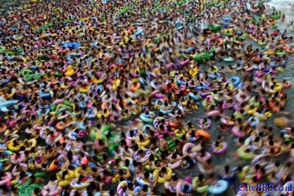 “中国死海”四川省遂宁死海景区万人冲浪，人挤人场面令人震惊