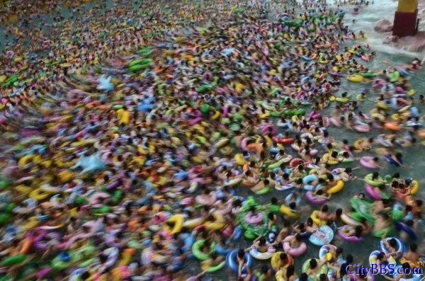 “中国死海”四川省遂宁死海景区万人冲浪，人挤人场面令人震惊