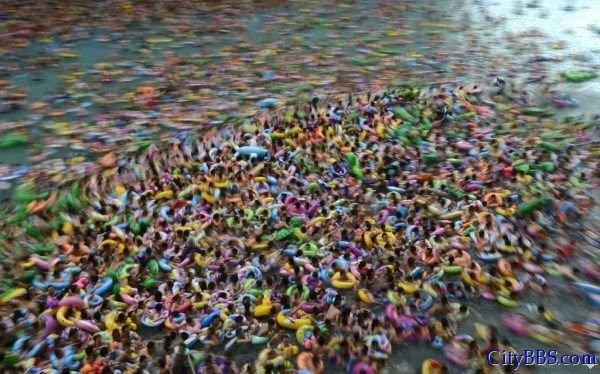 “中国死海”四川省遂宁死海景区万人冲浪，人挤人场面令人震惊