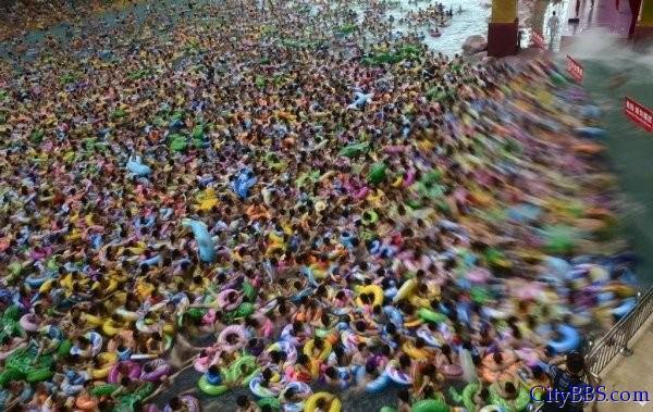 “中国死海”四川省遂宁死海景区万人冲浪，人挤人场面令人震惊