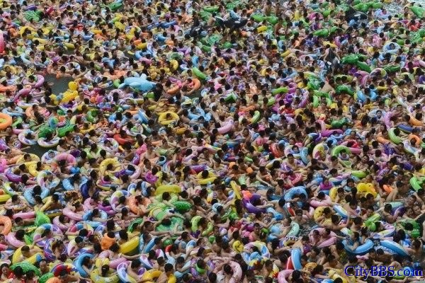 “中国死海”四川省遂宁死海景区万人冲浪，人挤人场面令人震惊