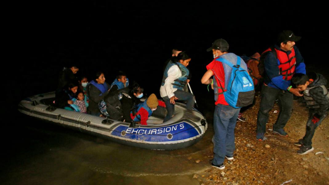 使用充气筏偷渡进入美国