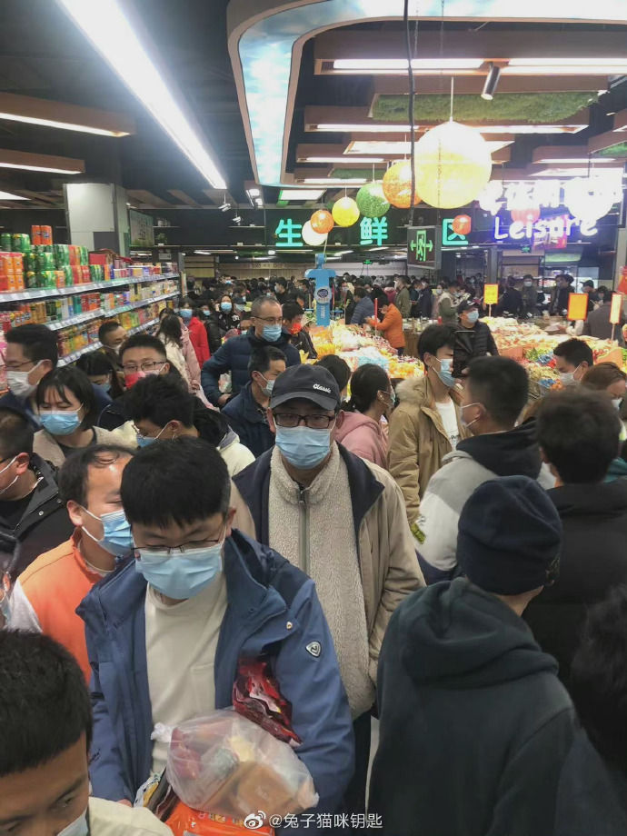 民众连夜赶去抢菜