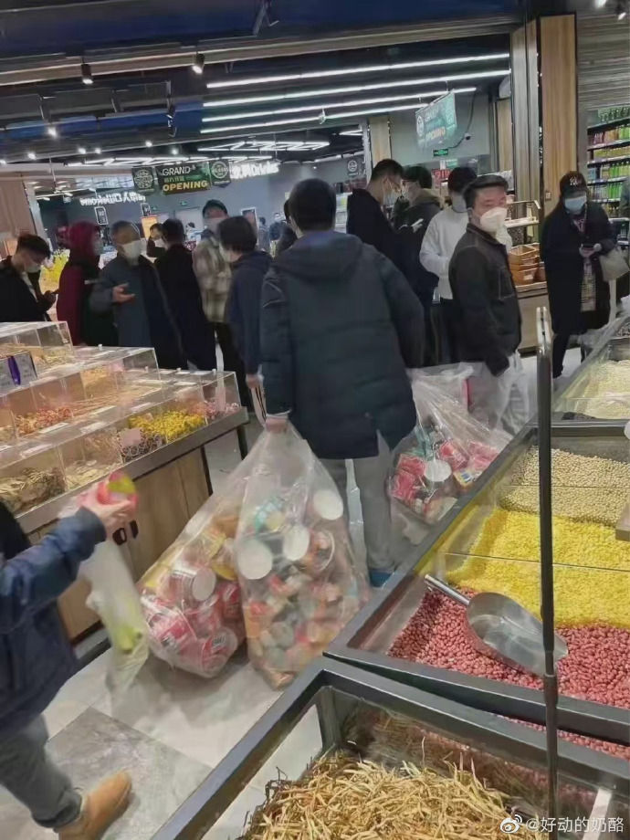 上海一位市民拖着3大袋泡面