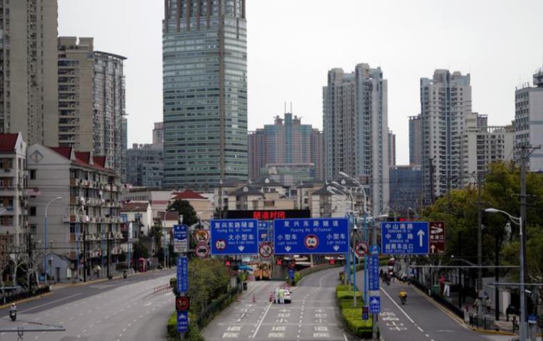 2022年3月28日，上海，警察身着防护服在通往浦东的一处隧道口执勤。REUTERS/Aly Song ...