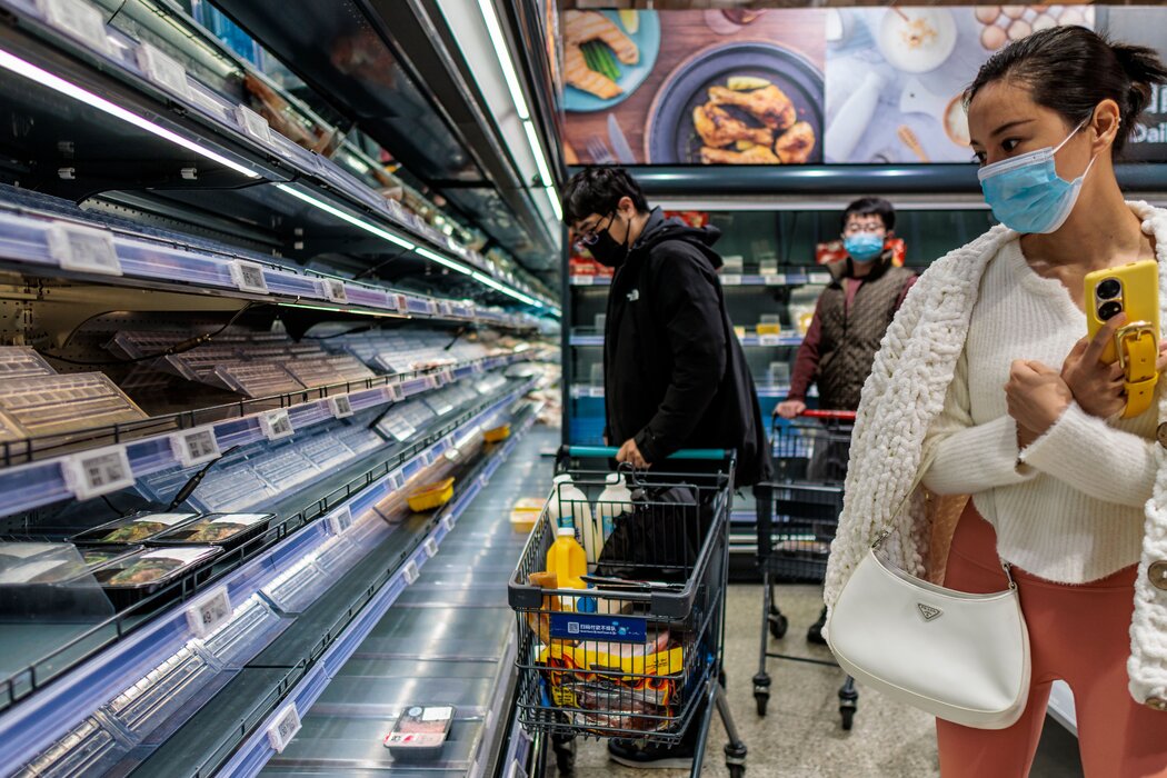 上海的新冠疫情引发食品抢购，许多商店货架空空如也