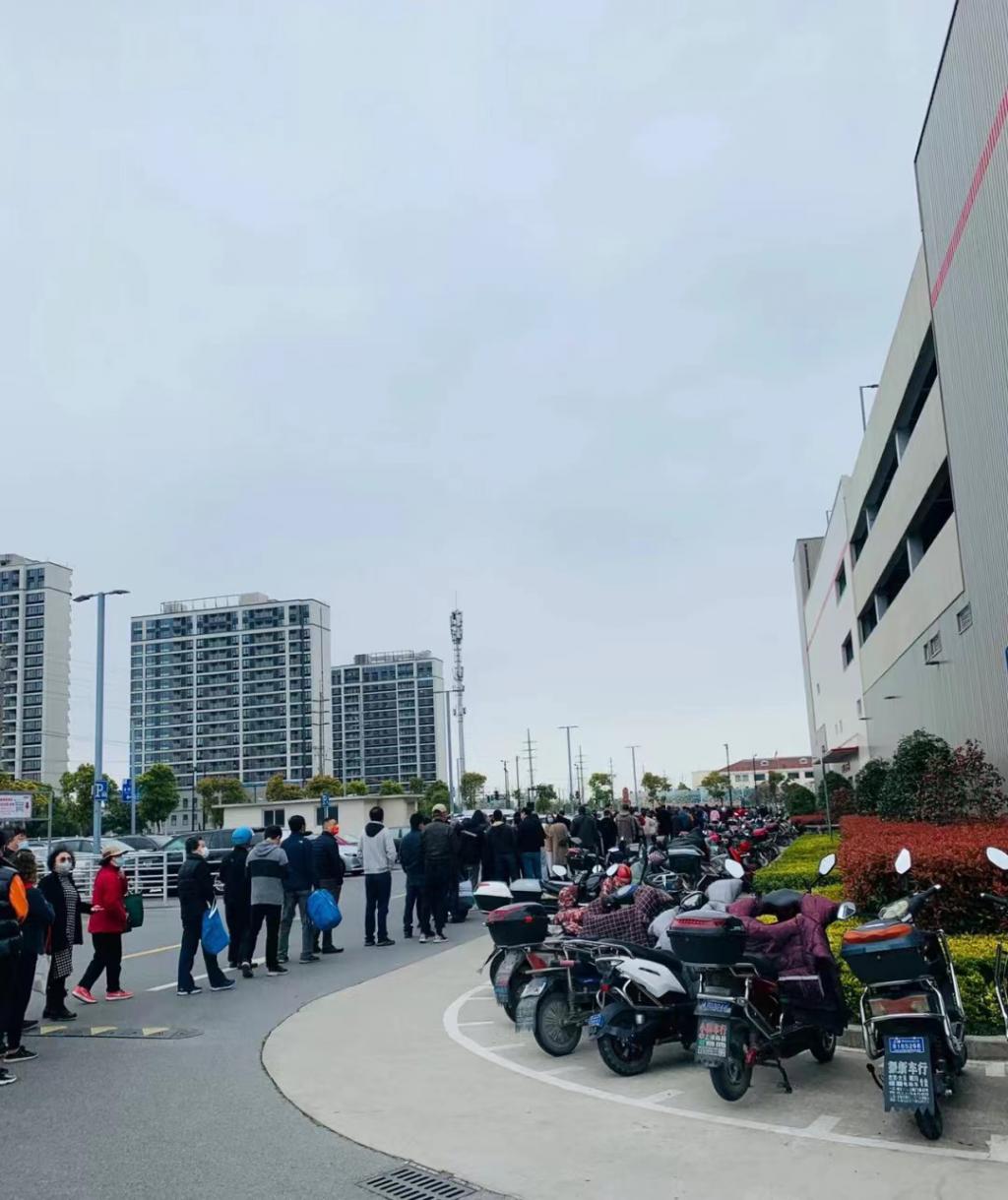 大型量贩超市开市客门口居民排队买菜