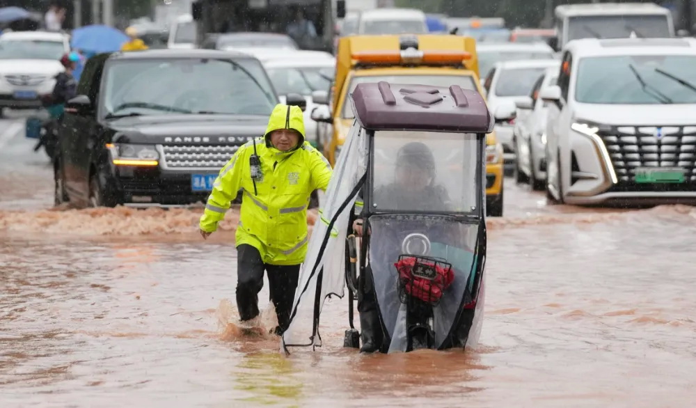 长沙交警协助被困三轮车驾驶员