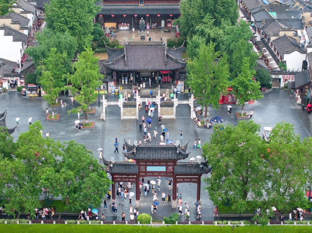 游客在南京夫子庙景区游览