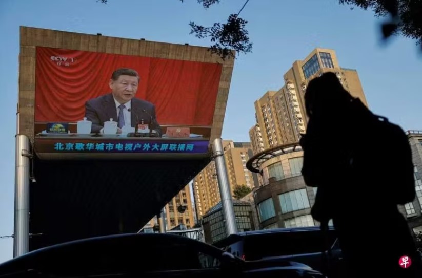 北京街头大屏幕星期四（7月18日）播放中共总书记习近平出席三中全会的新闻画 ... ...