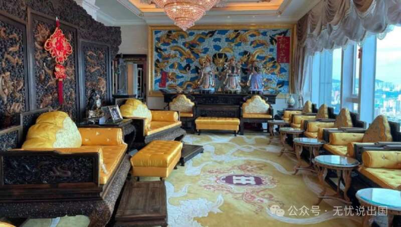 “中式宫廷”风格，就是以明黄色为主要基调，房间里都是实木中式家具