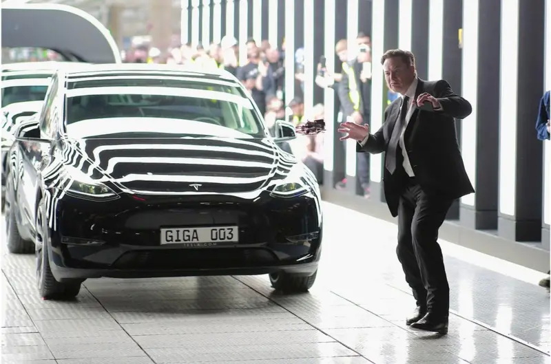 马斯克出席德国格伦海德附近新特斯拉电动汽车制造工厂的正式开业仪式