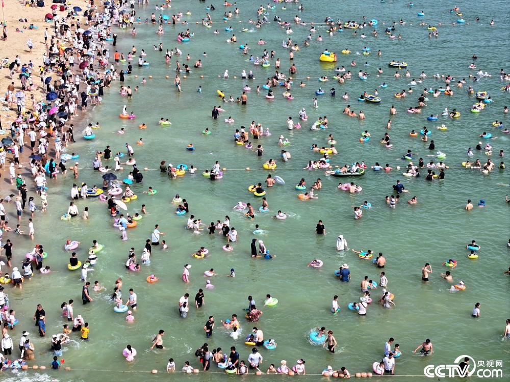2024年8月11日，立秋后“秋老虎”发威，江苏省连云港市连岛景区大沙湾海滨浴场每天游客爆满，众多游客来此 ...