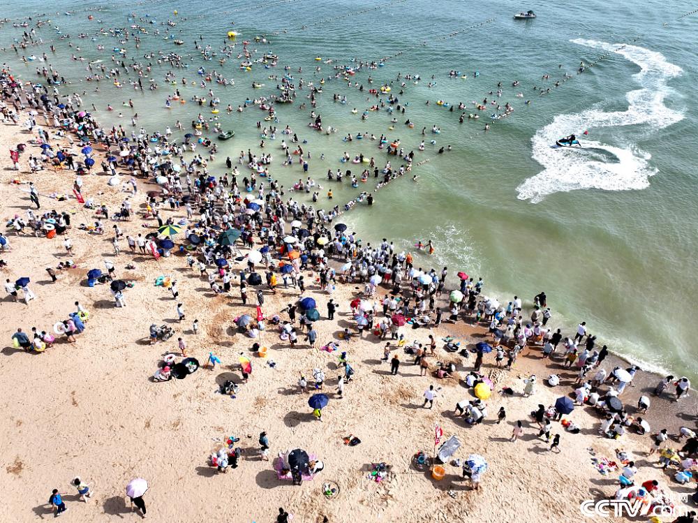 2024年8月11日，立秋后“秋老虎”发威，江苏省连云港市连岛景区大沙湾海滨浴场每天游客爆满，众多游客来此 ...