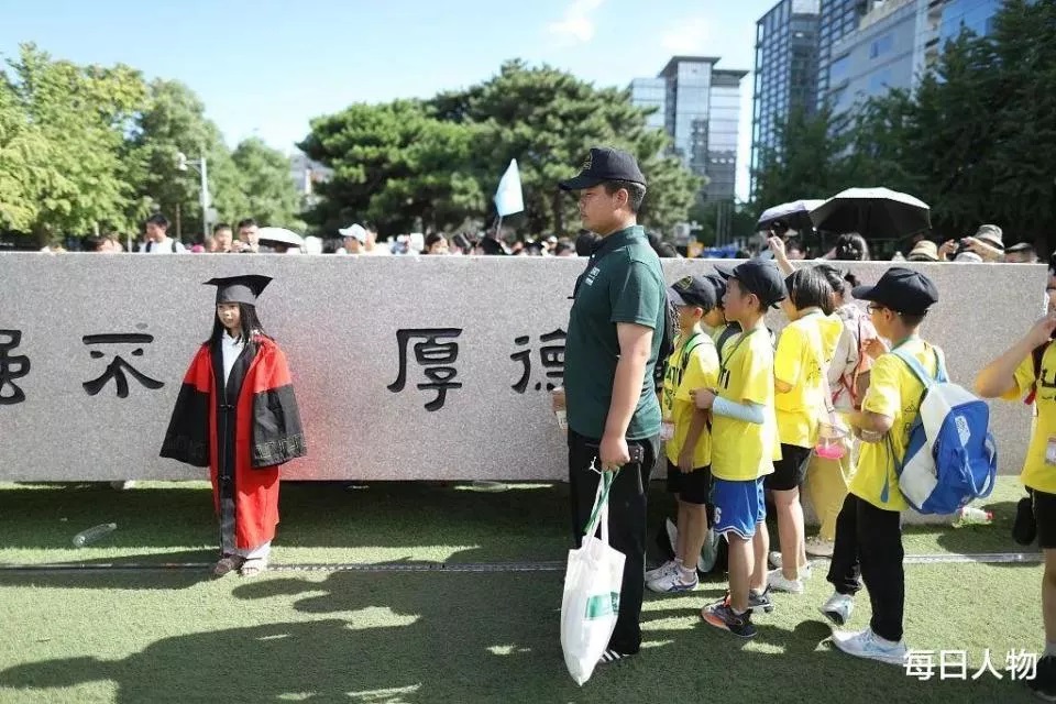 清华大学门口的研学团