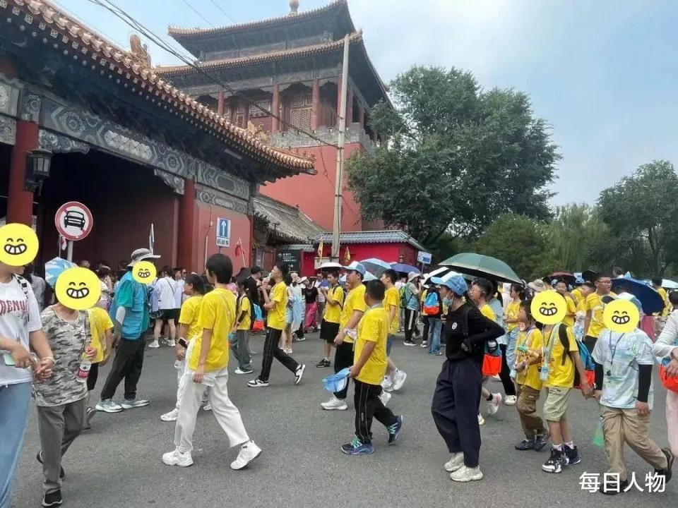 清华大学门口的研学团