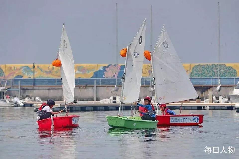 清华大学门口的研学团